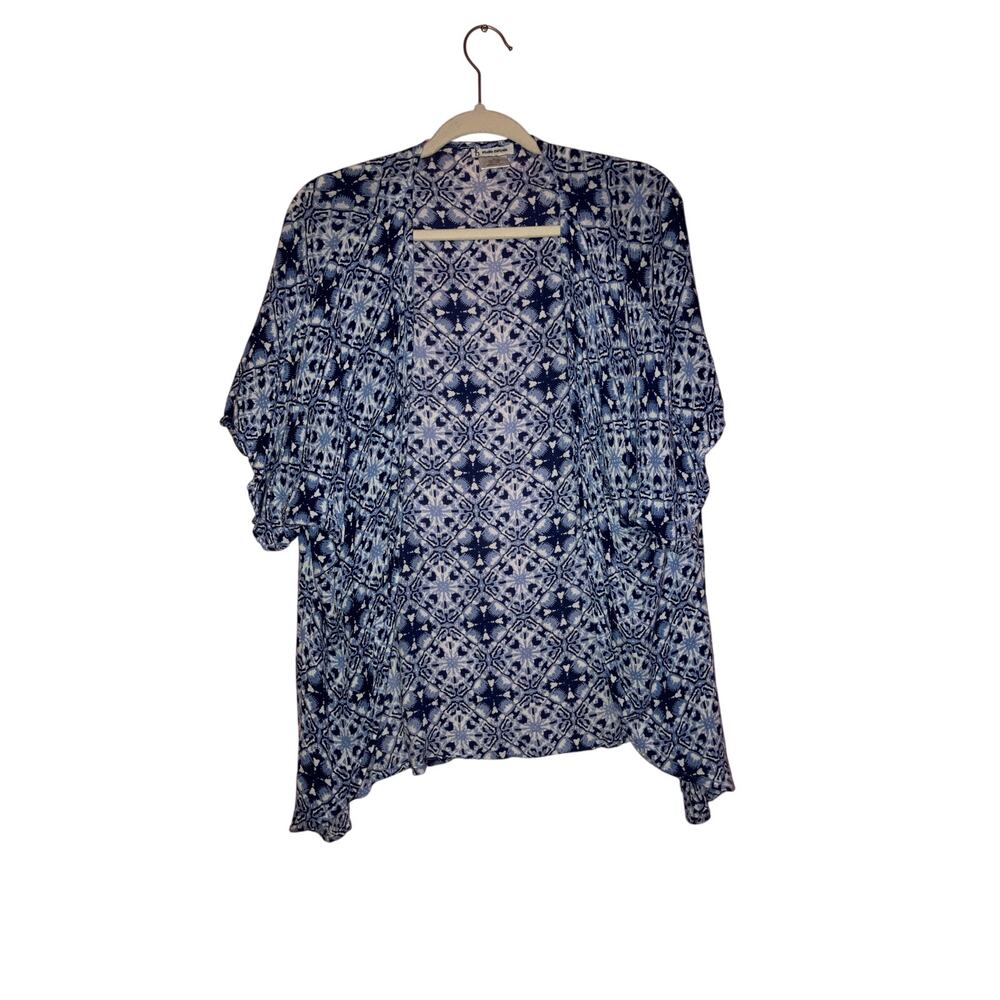 Sudio 36 Blue & White Gemoetric Short Sleeve kimono One Size Fits Up To A 2X